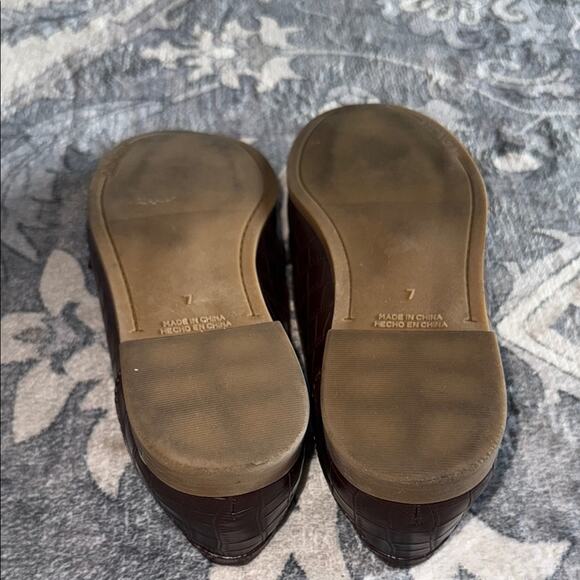 Old Navy 7 Glossy Brown Crocodile-Embossed City Loafers - Picture 9 of 9